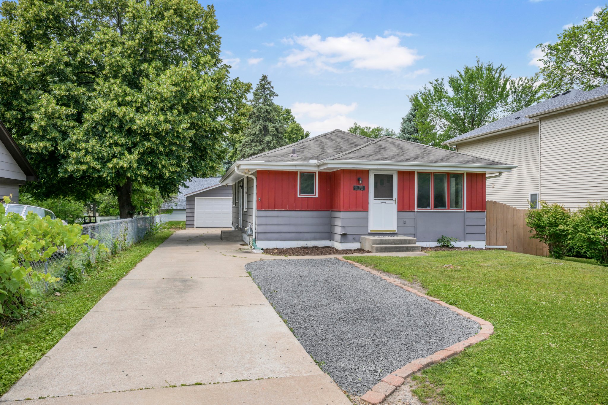 PLYMOUTH House: 2715 KIRKWOOD LN N