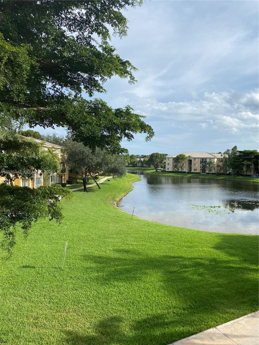 Royal Palm Beach Townhome: 300 N Crestwood Ct N