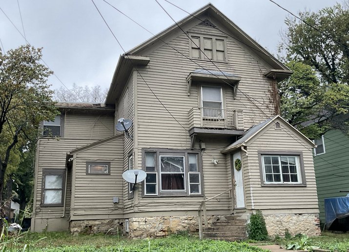 Topeka House: 712 SW 16th St