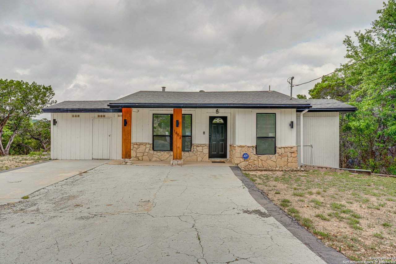Lake Hills House: 1482 Avenue Q