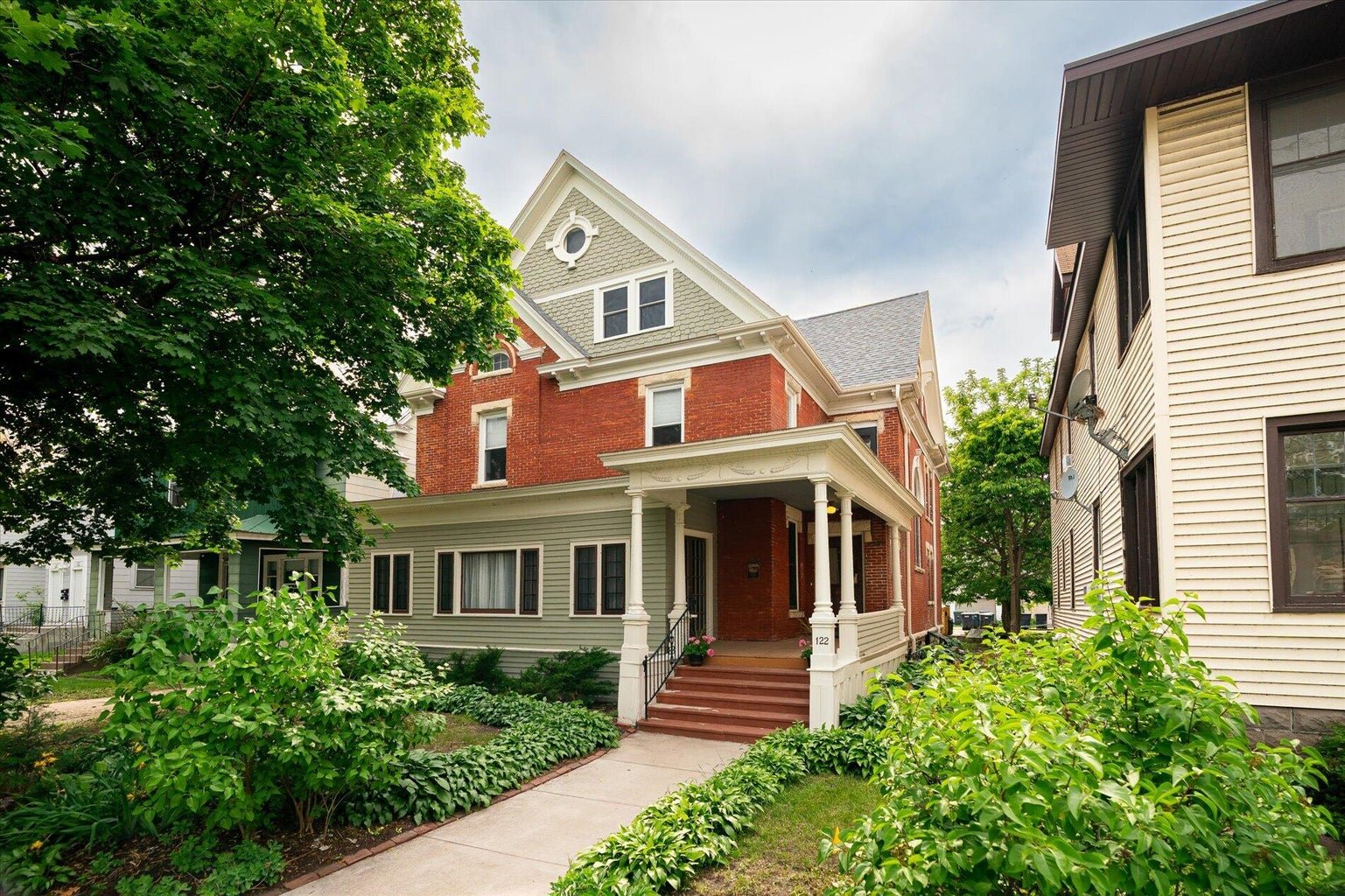 La Crosse House: 122 10th St S