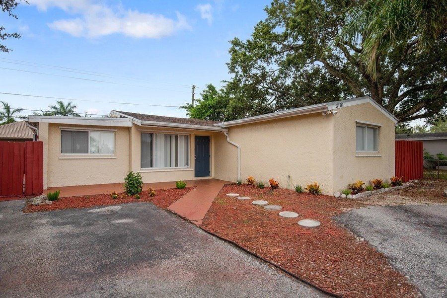 Hollywood Other: 3101 N 66th Ave