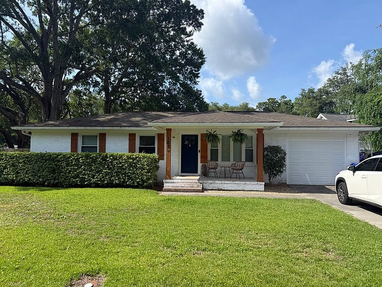 Charleston House: 1003 Bradford Ave