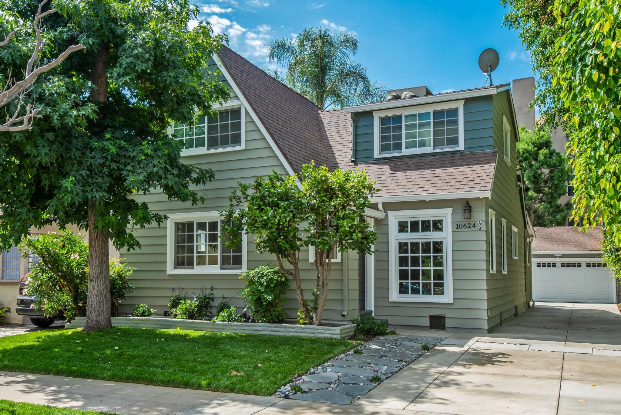 Toluca Lake Multiplex: 10624 Bloomfield St