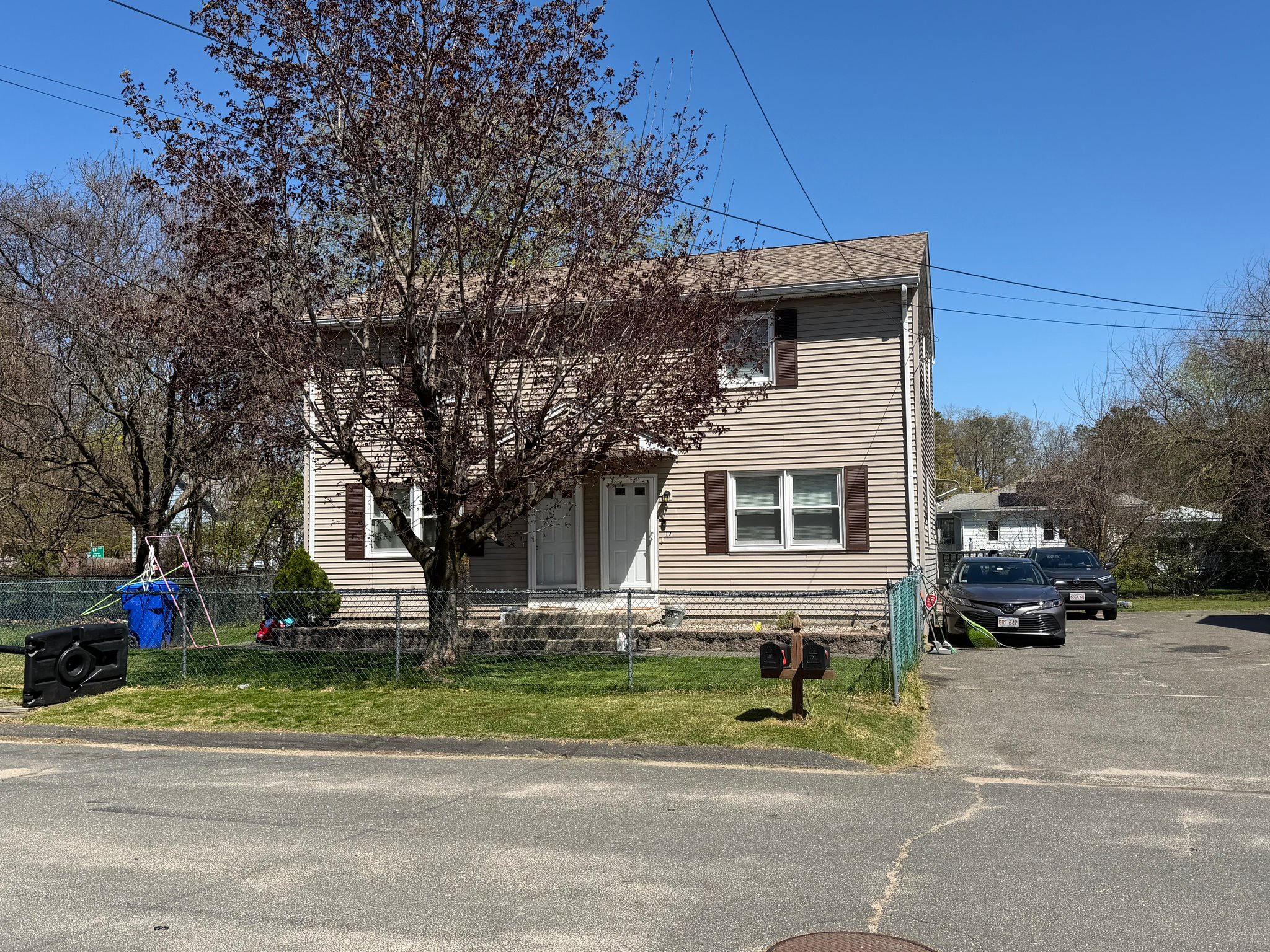 Indian Orchard Apartment: 17 Lockwood Ave