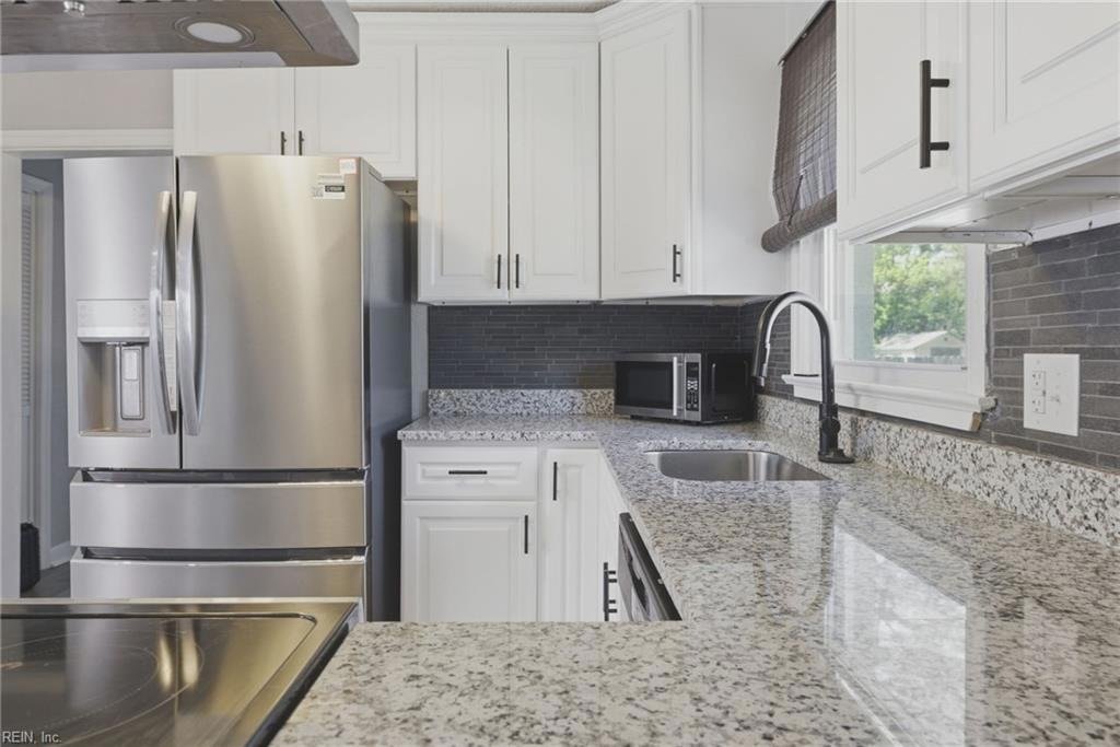 Suffolk House: 3113 Woodlawn Dr