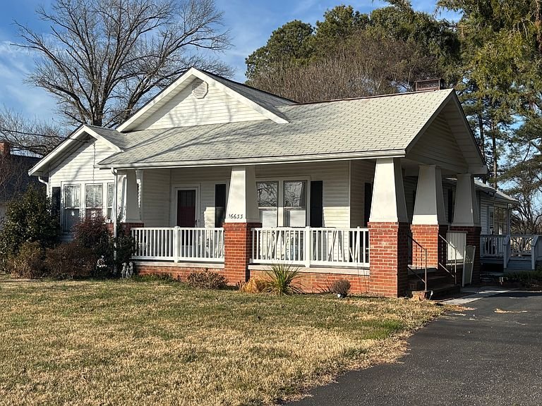 Montross House: 16633 Kings Hwy