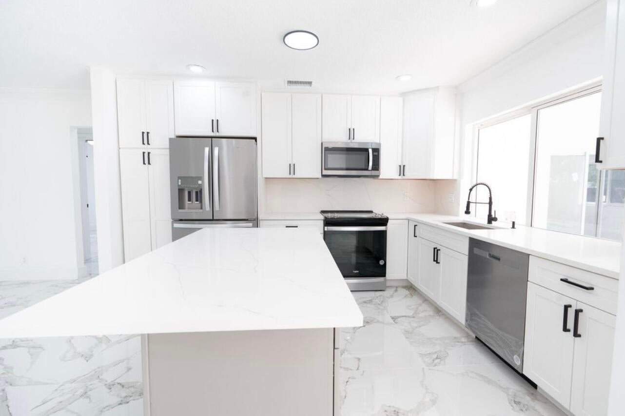 Boca Raton House: 1070 SW 18th Street