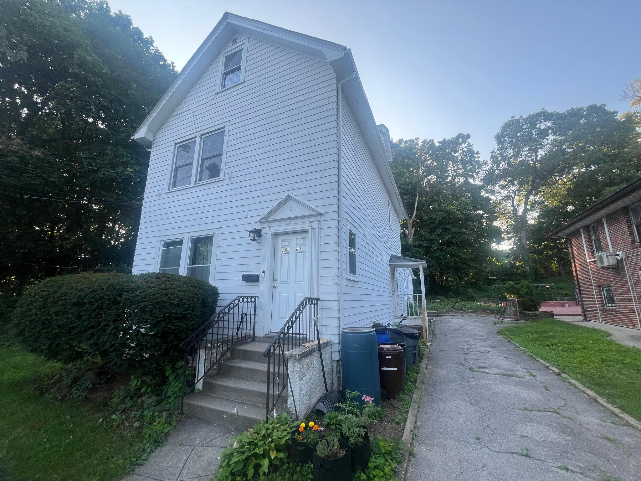 Jamaica Estates House: 18851 85 road