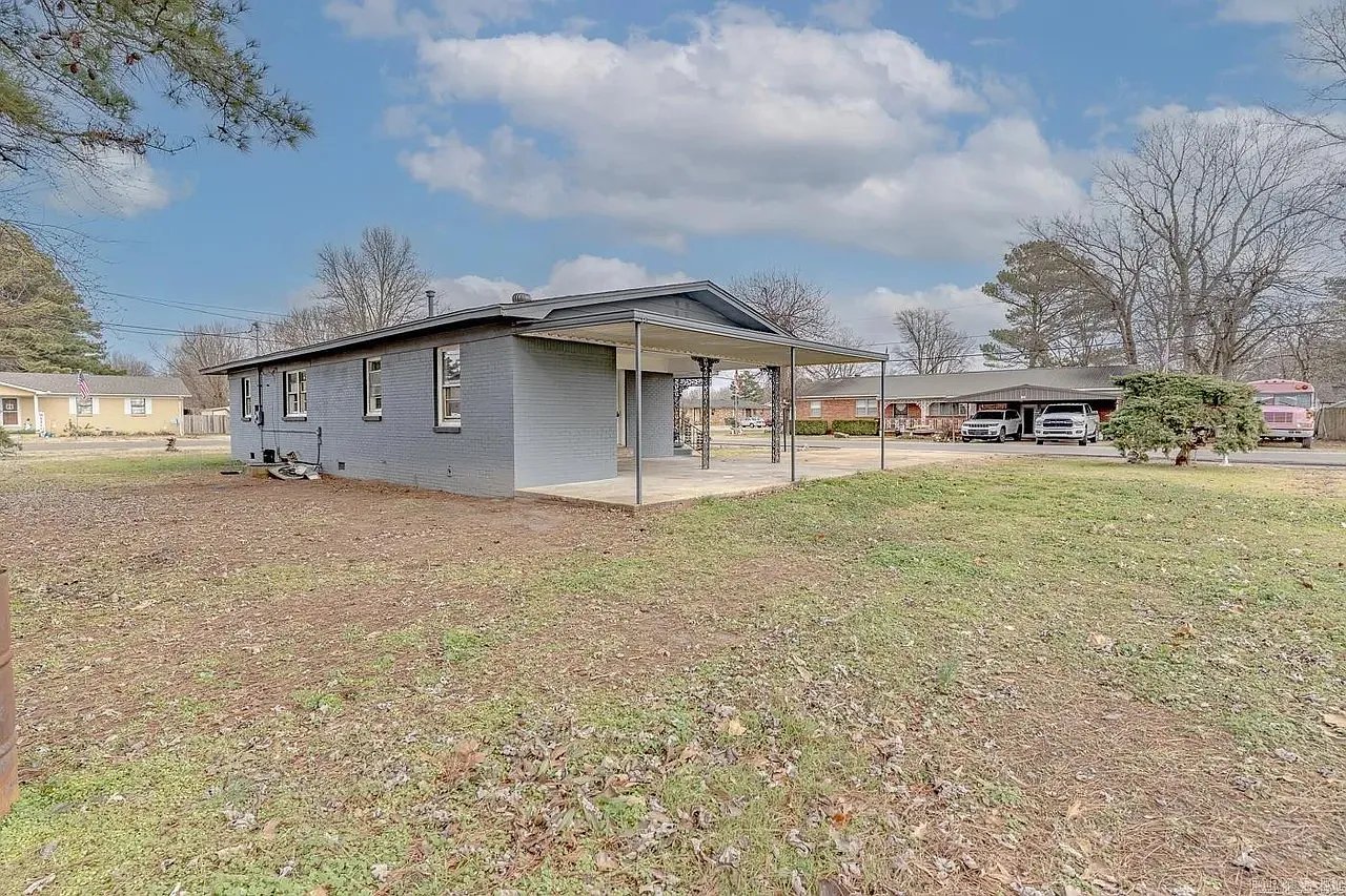 Paragould House: 100 S 13th Ave