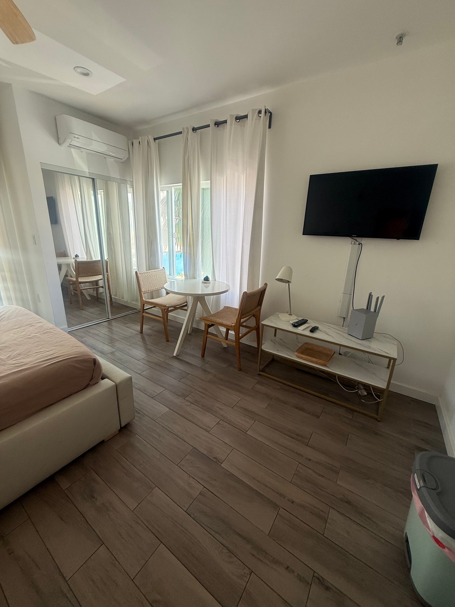 Santa Monica Apartment: 1647 Ocean Front Walk