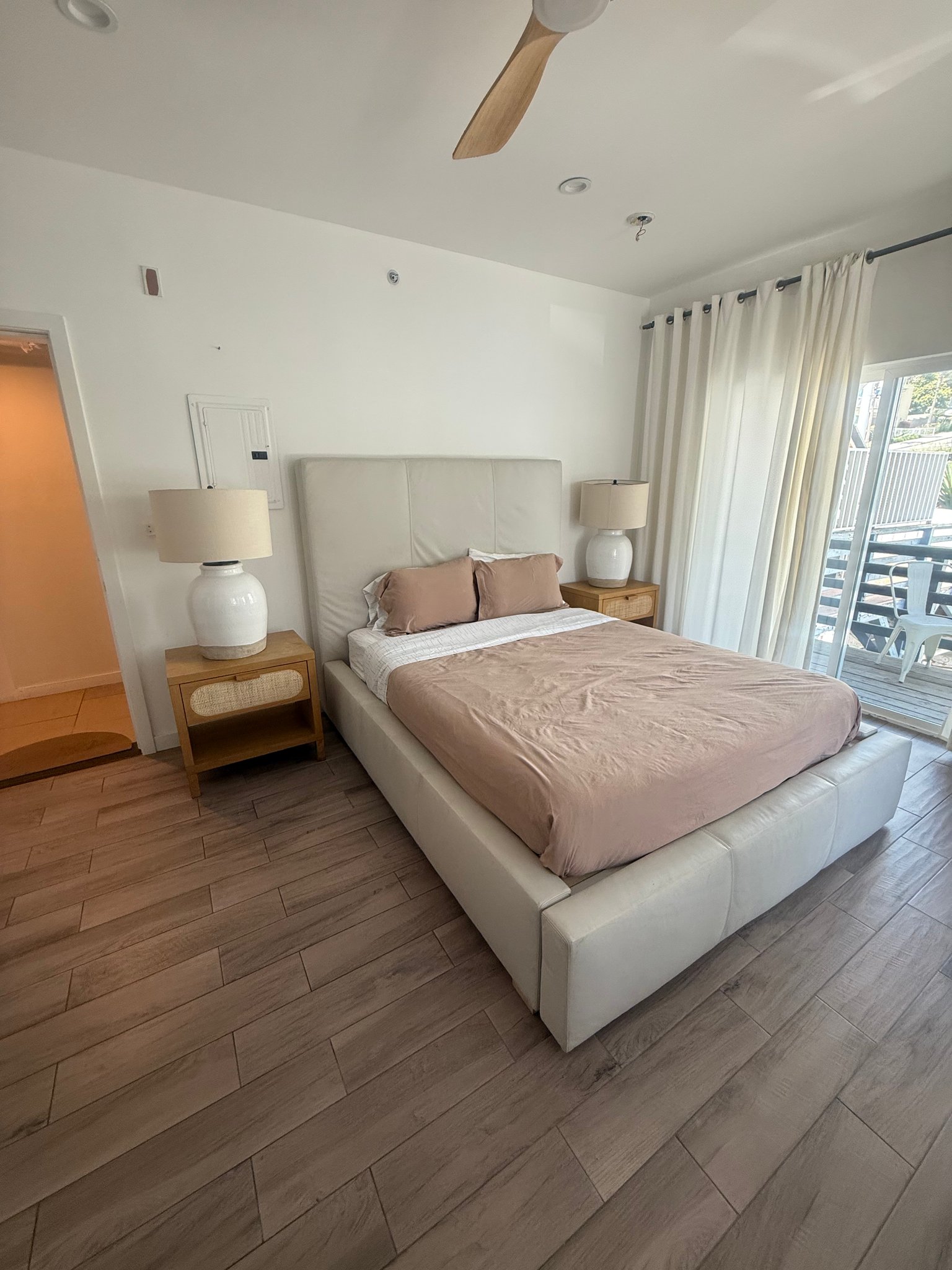 Santa Monica Apartment: 1647 Ocean Front Walk