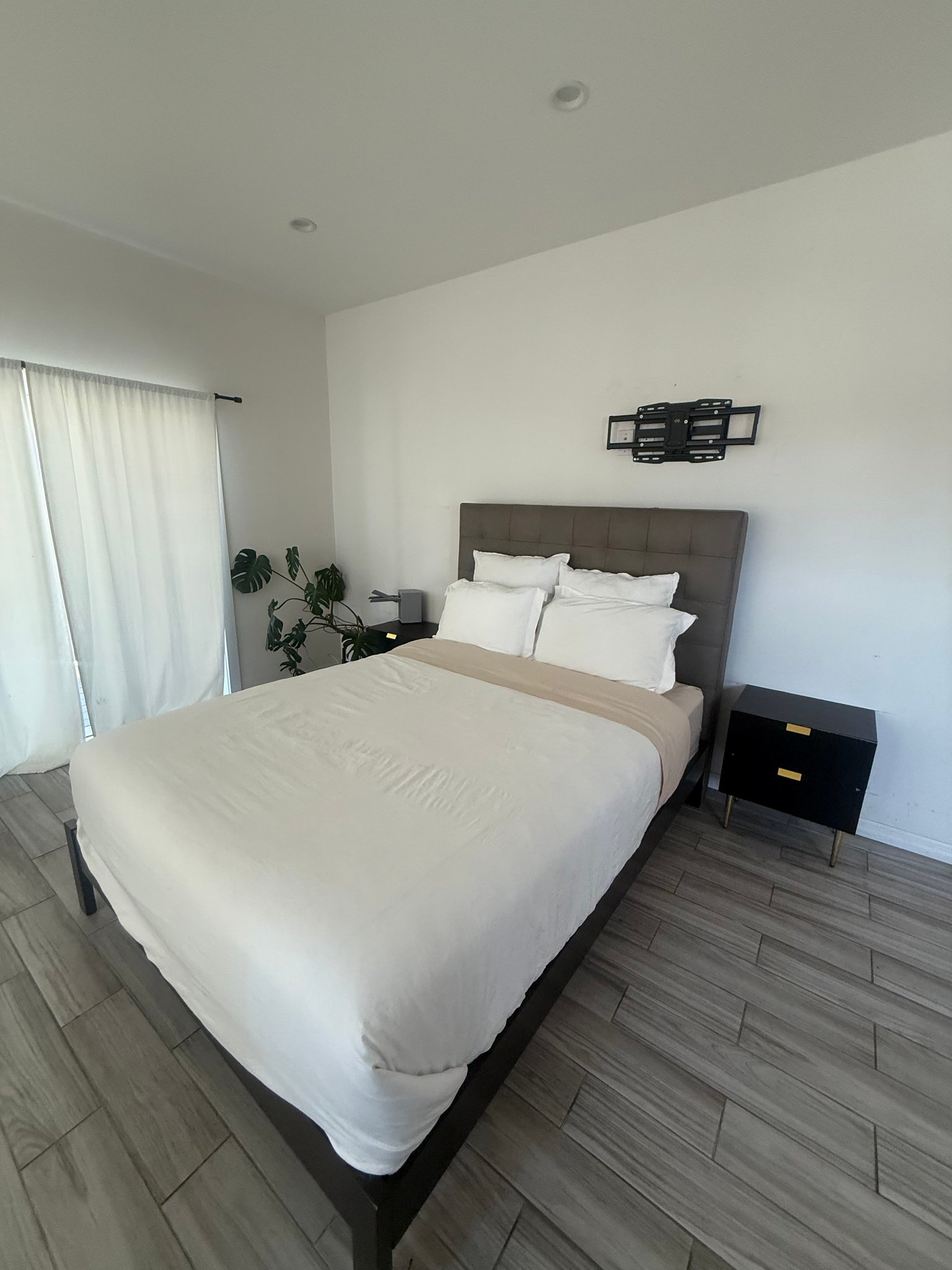 Santa Monica Apartment: 1647 Ocean Front Walk