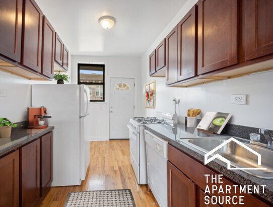 Chicago Apartment: 831 West Waveland Ave