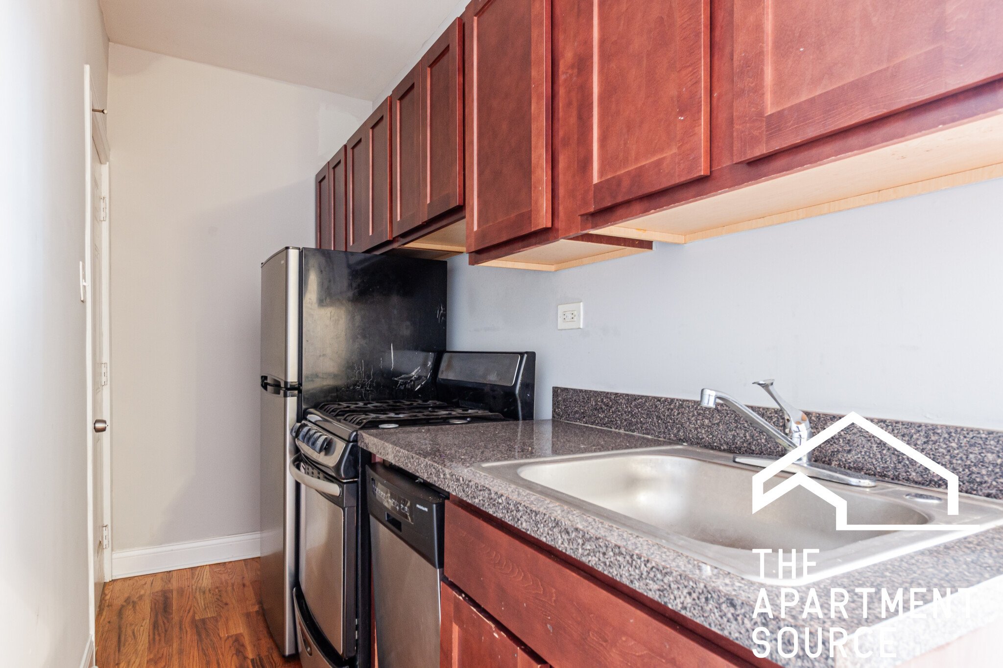 Chicago Apartment: 949 West Cornelia Ave