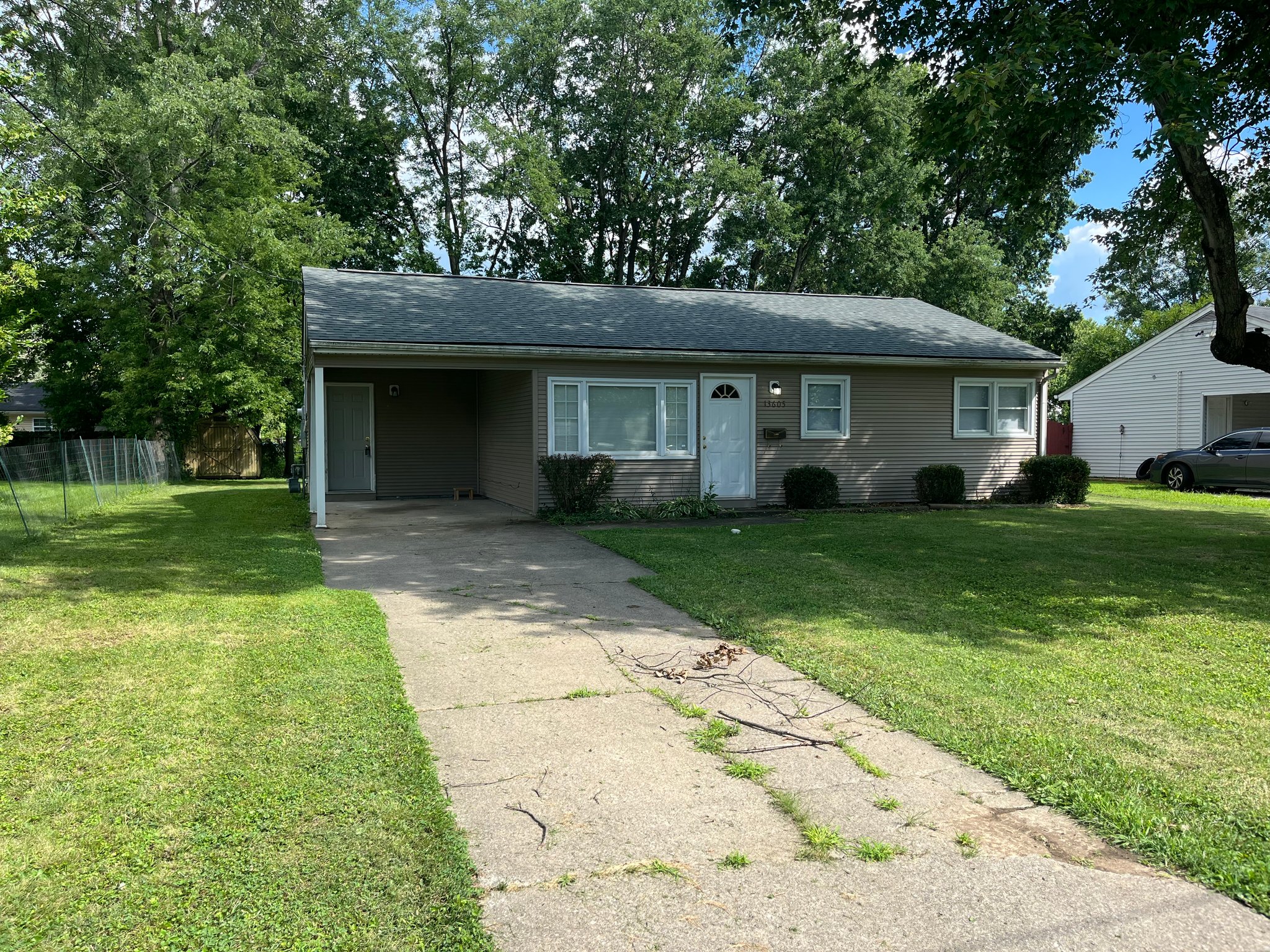 Louisville House: 13605 Greystone Ave,