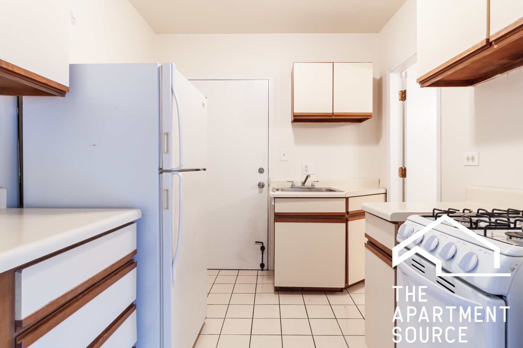 Chicago Apartment: 817 West Cornelia Ave