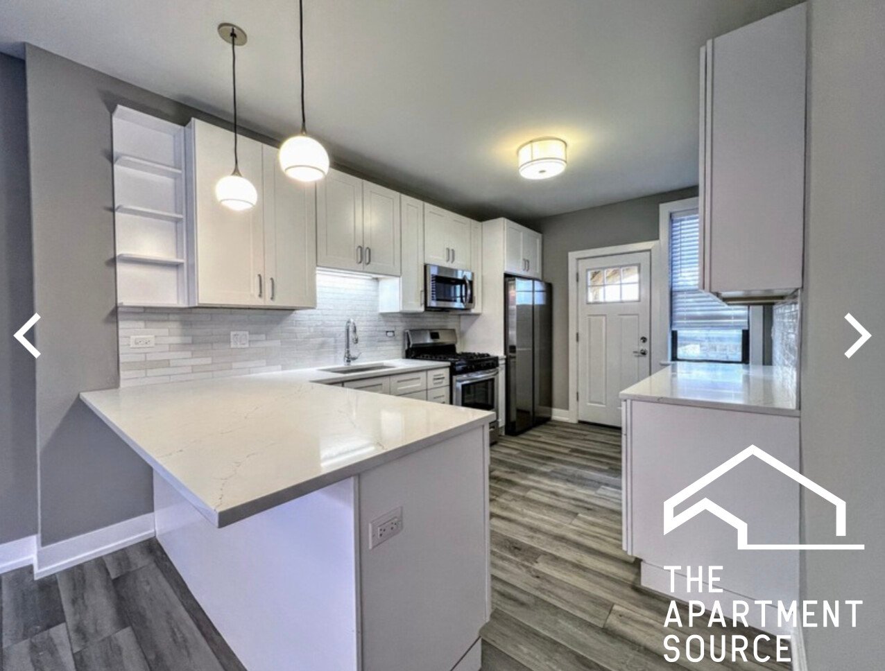 Chicago Apartment: 3933 North Janssen Ave