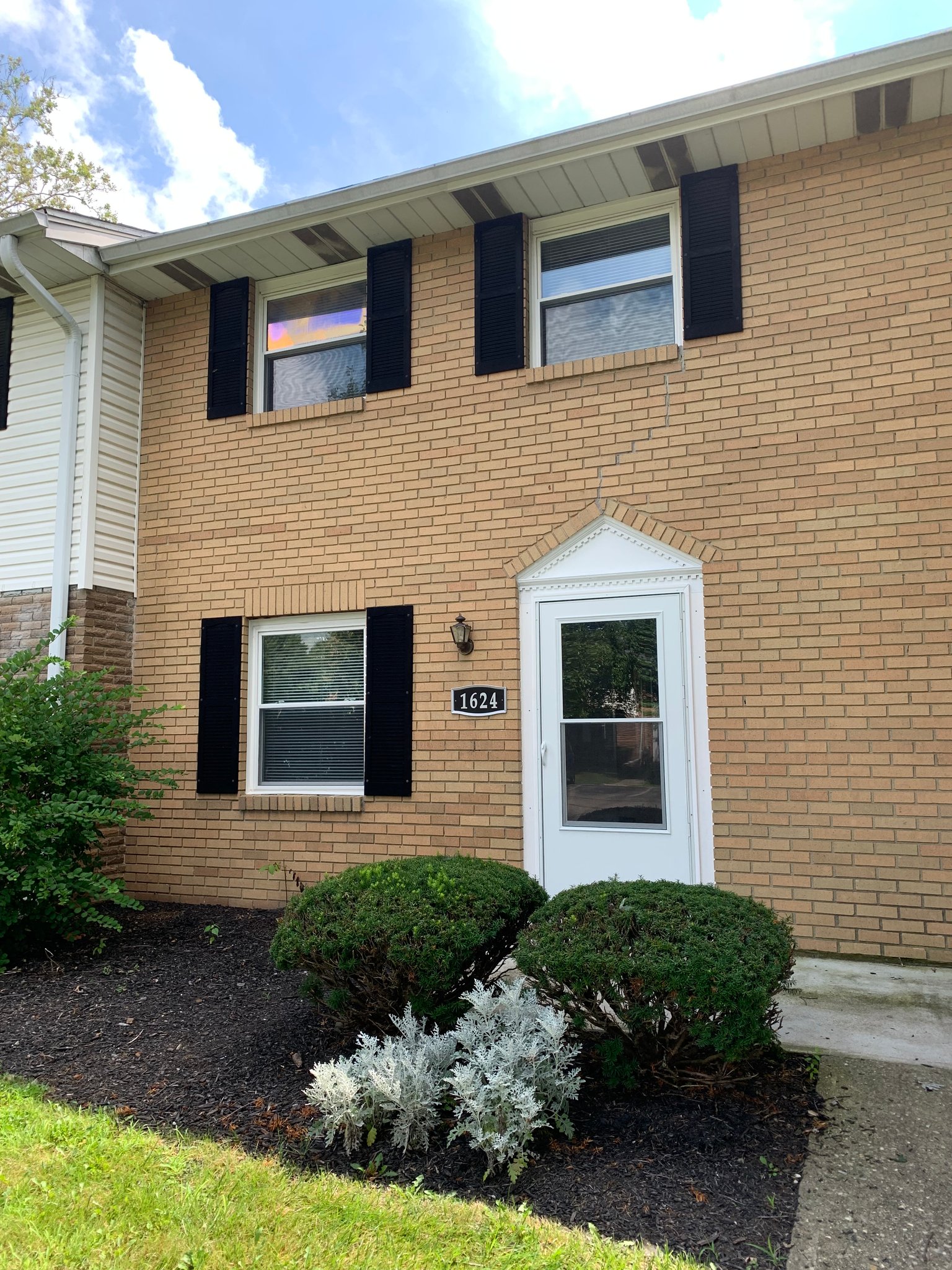 Lancaster Townhome: 1624 Williamsburg Lane North