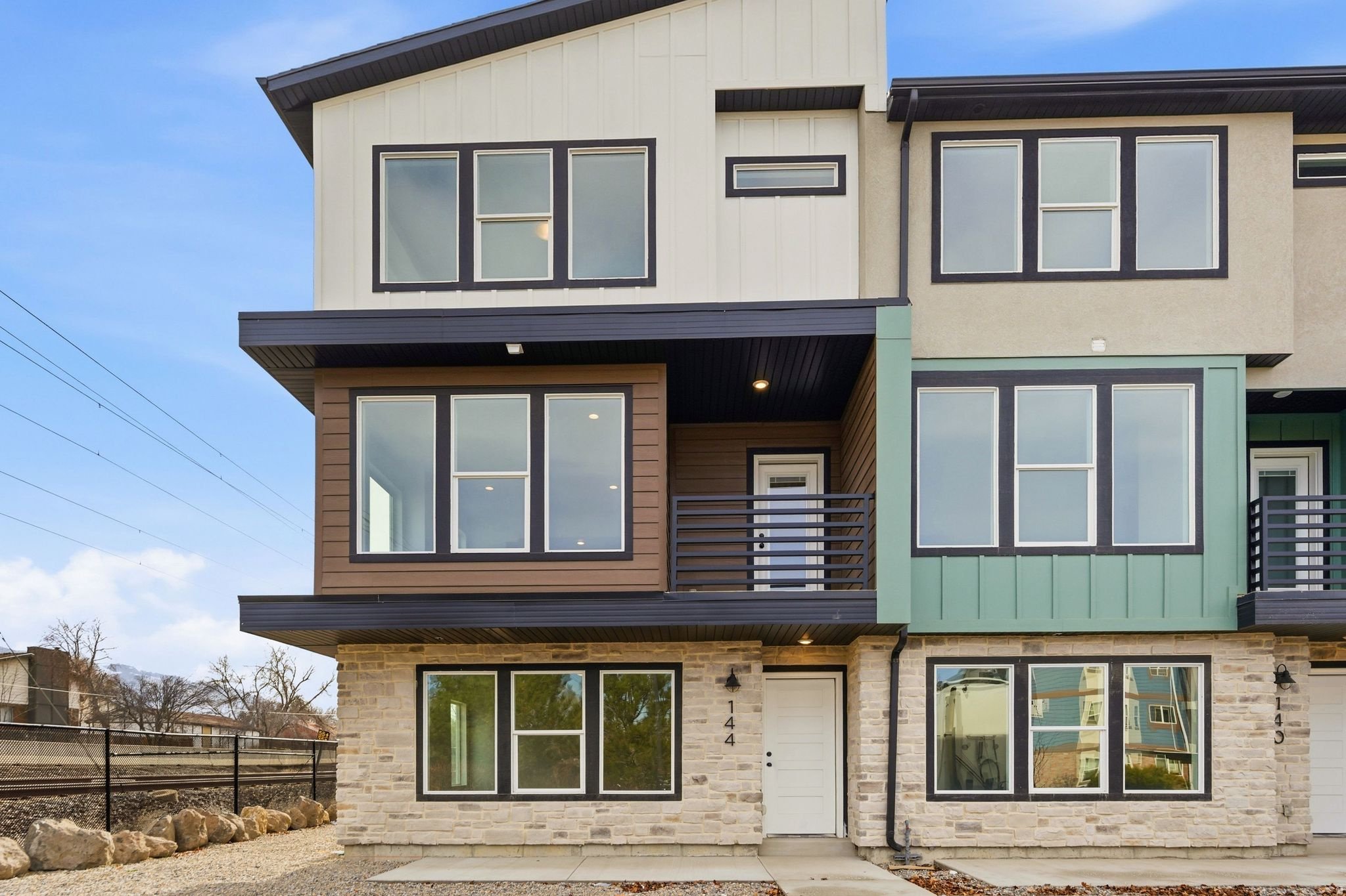 Sandy Townhome: 144 E Chambord Ct