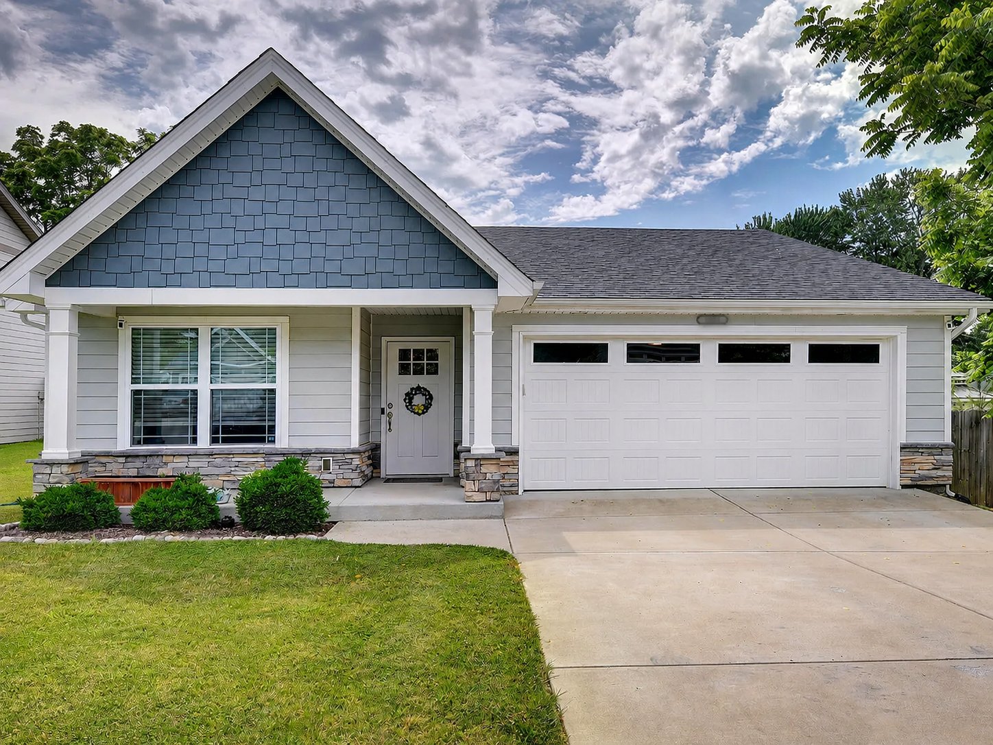 Louisville House: 9004 manslick commons dr