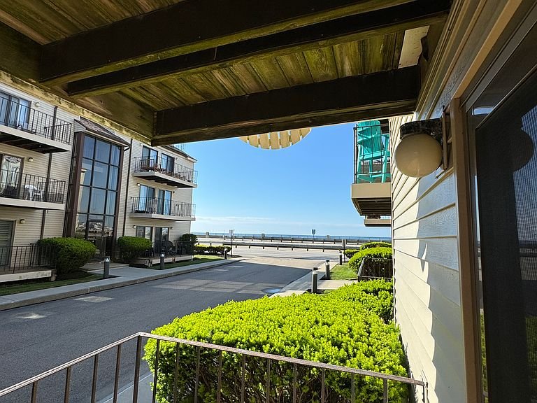 Hampton Condo: 461 Ocean Blvd