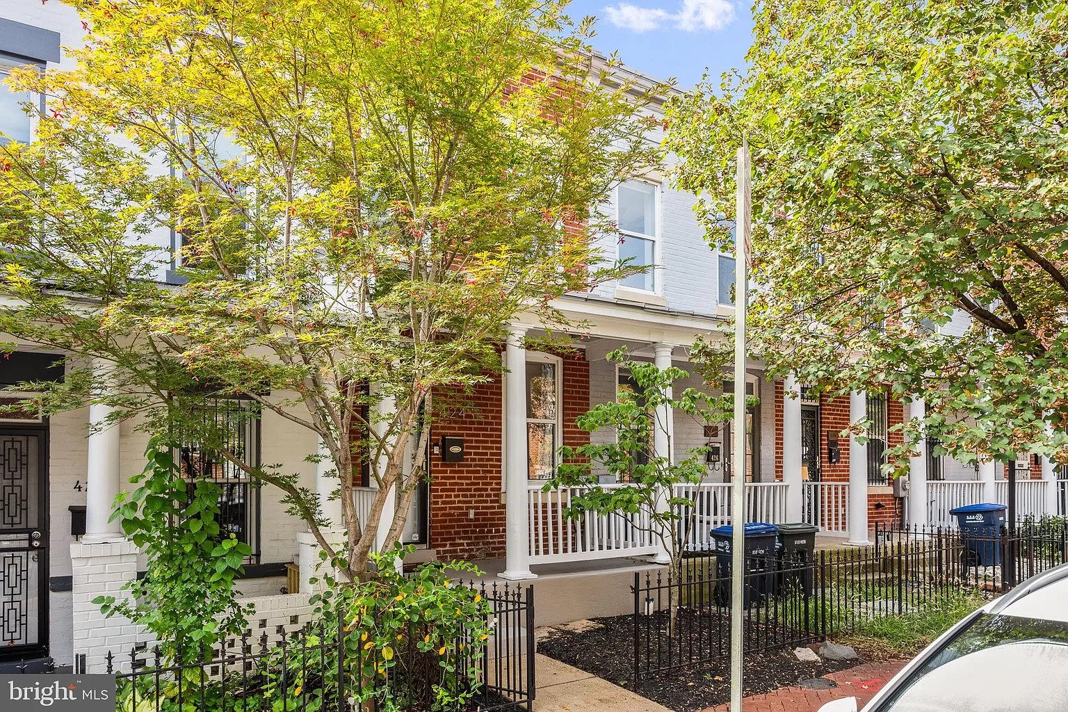 Washington Townhome: 424 Oakdale Place