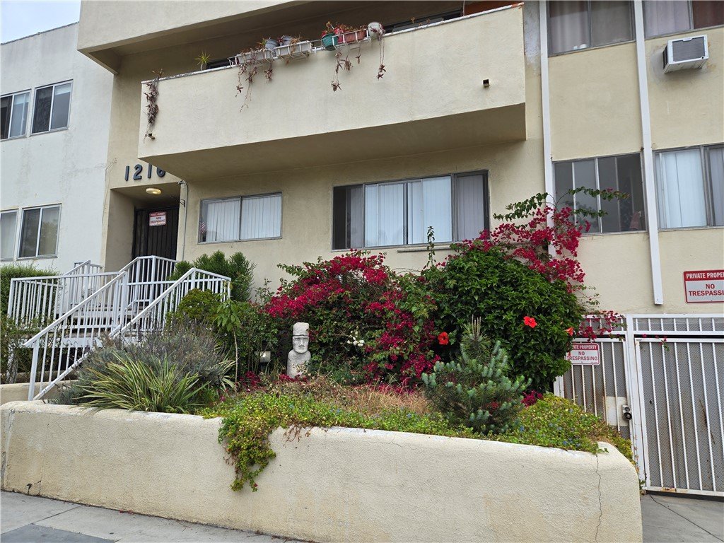 Los Angeles Apartment: 1216 N Formosa Ave, #2