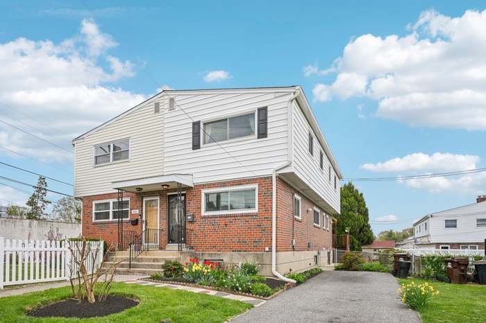 Lansdowne House: 163 Shadeland Ave
