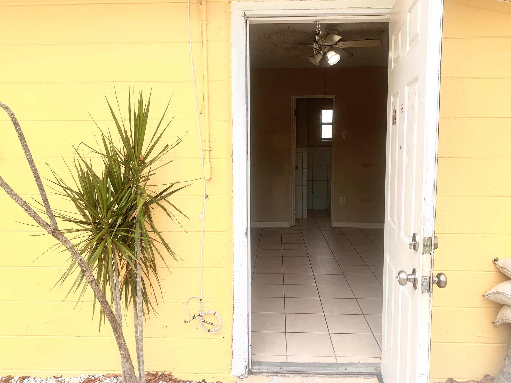 Palmetto Apartment: 2005-2011 Bayshore Rd