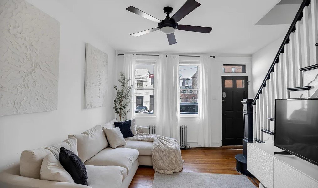 Philadelphia House: 174 W Laurel St