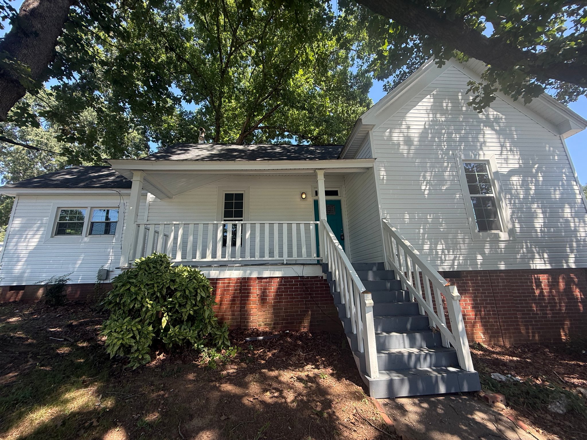 Albemarle House: 330 N Depot St