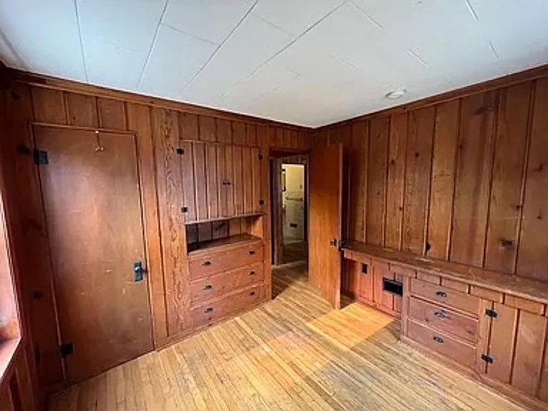 Dewitt House: 412 N Bridge St