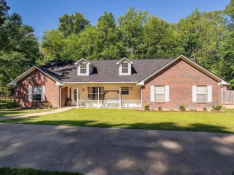Whitehouse House: 121 Haby Dr