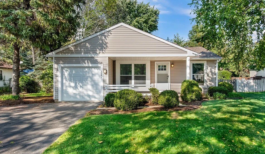 Naperville House: 327 Danbury Dr