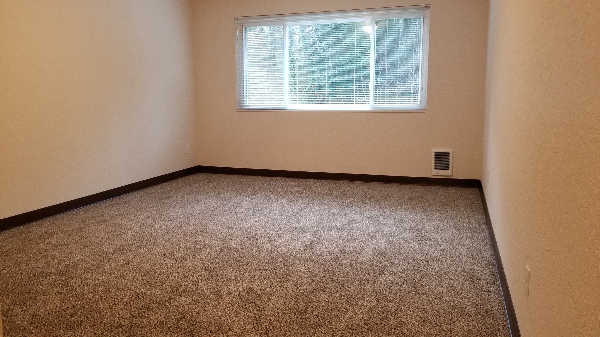 Des Moines Apartment: 1625 S Kent Des Moines Rd