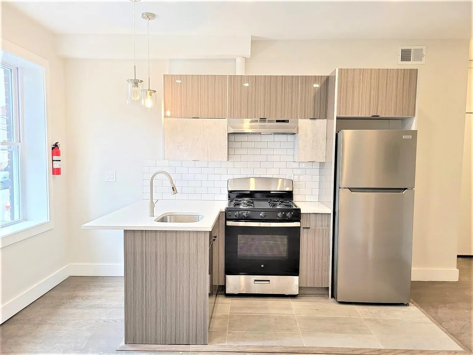 Newark Apartment: 535 Hawthorne Ave