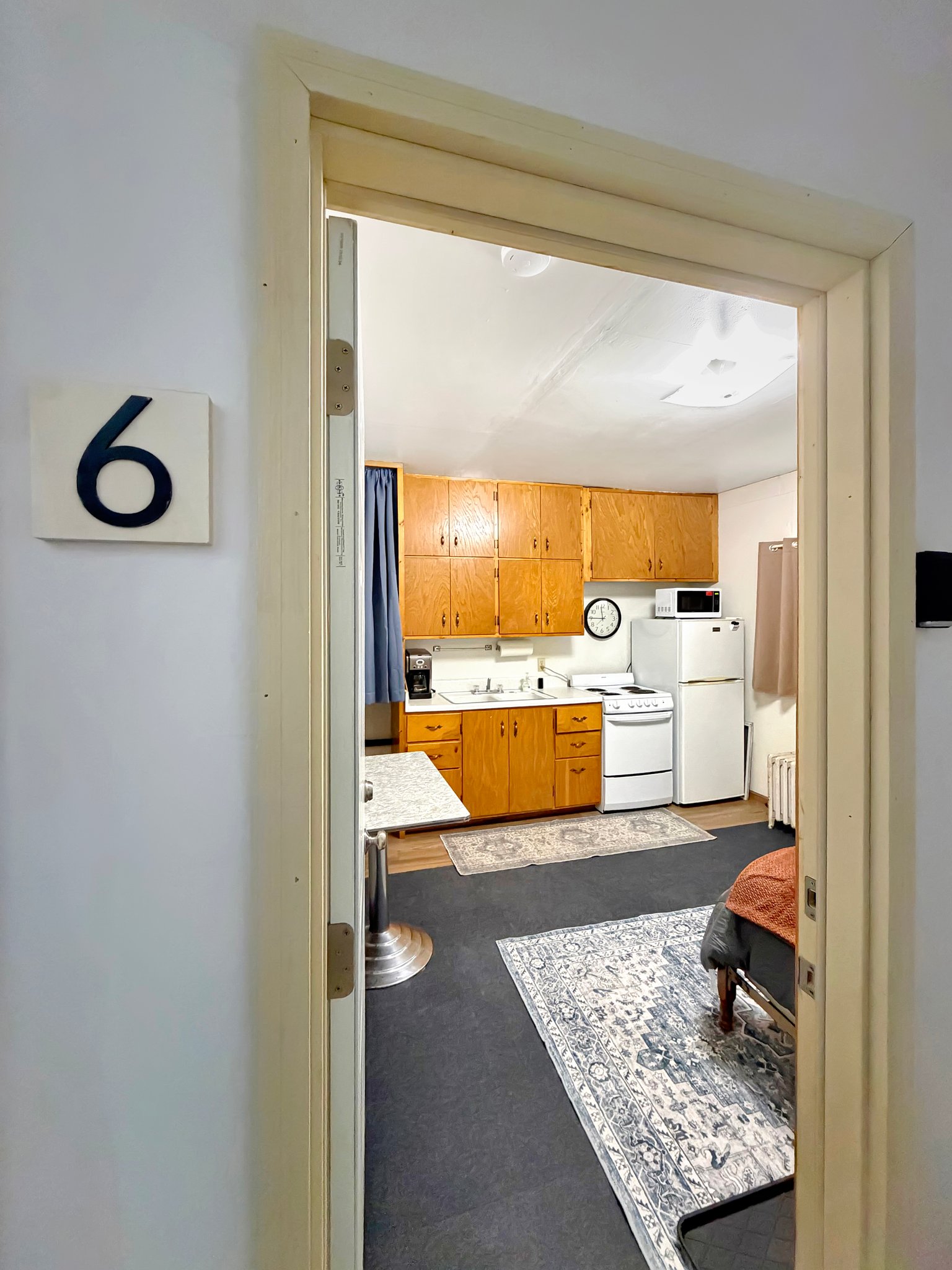 Hallock Apartment: 208 2nd St SE