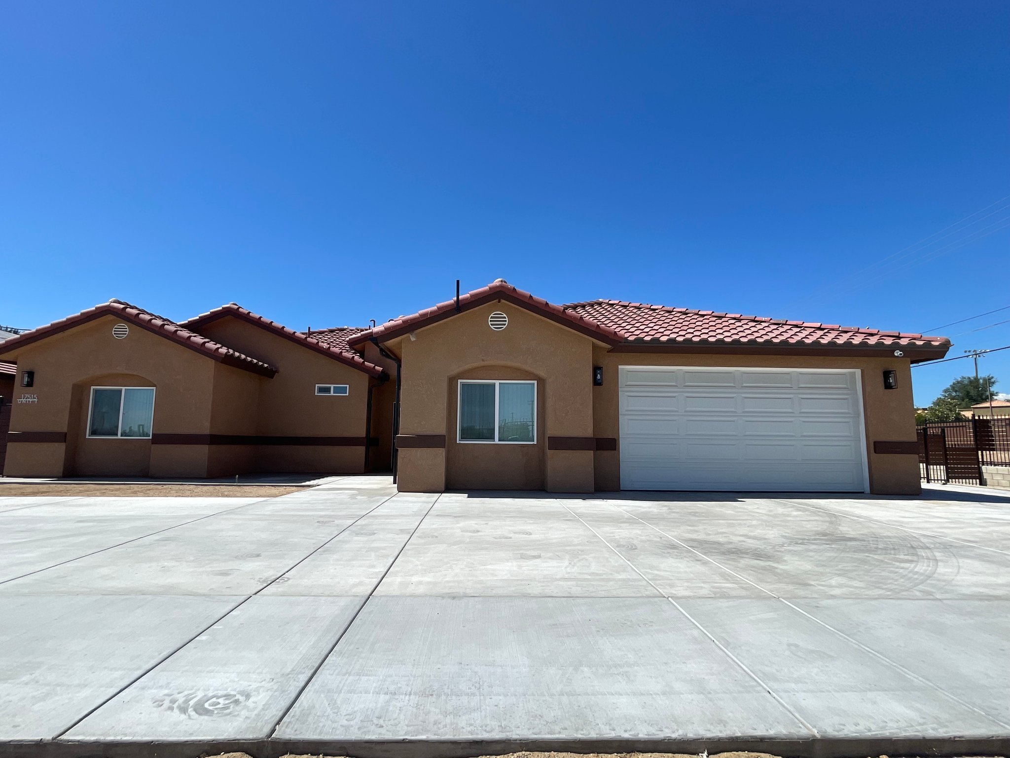 Hesperia House: 17515 Live Oak St