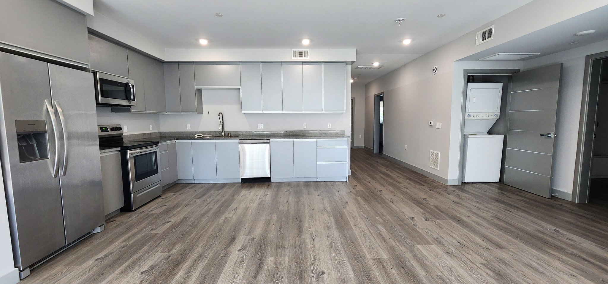 Van Nuys Apartment: 7040 Woodman Ave