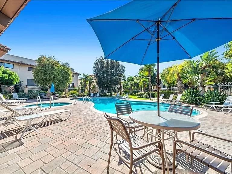 Orange Townhome: 400 S Flower St