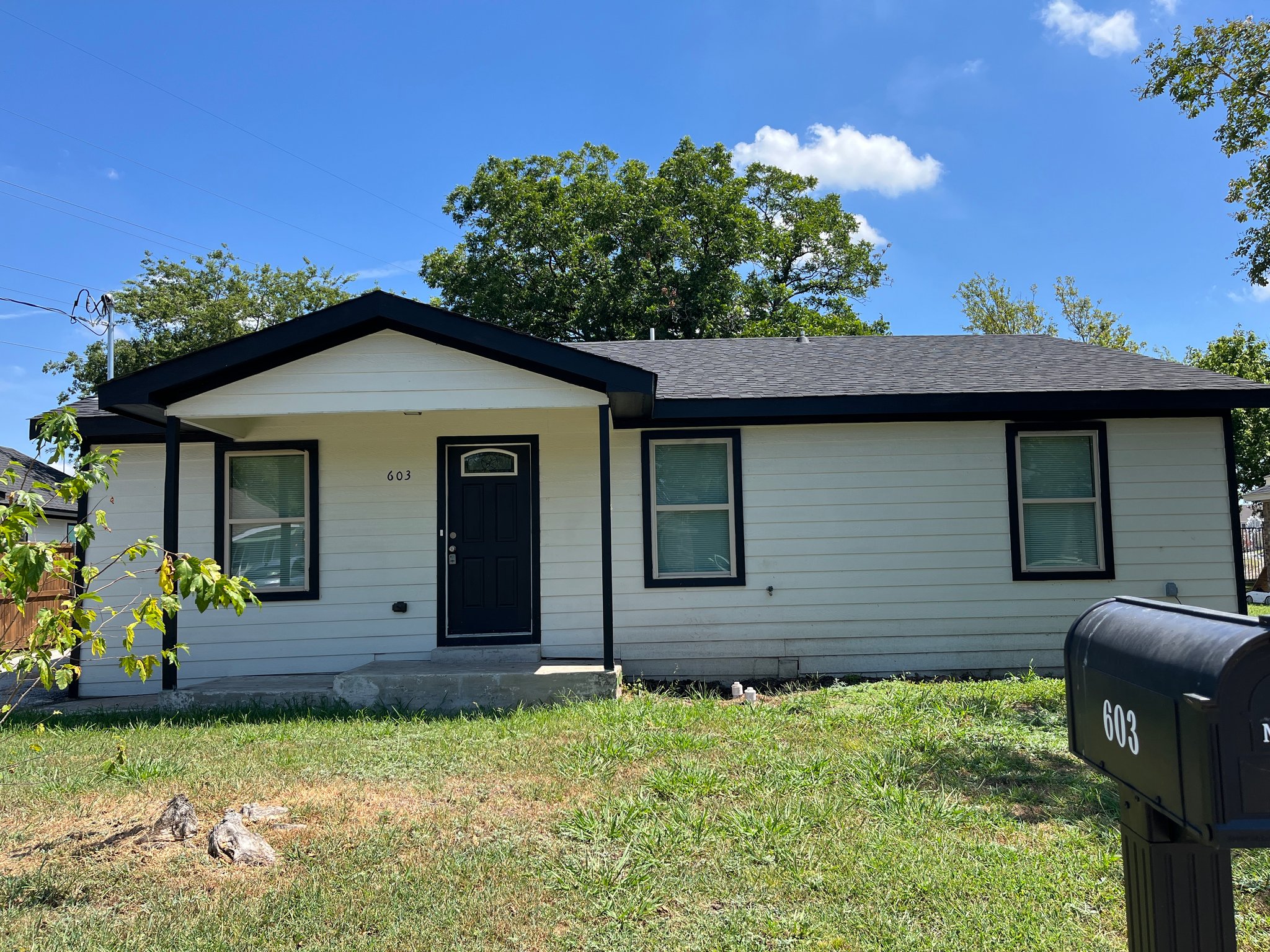 Waxahachie House: 603 Perry Ave