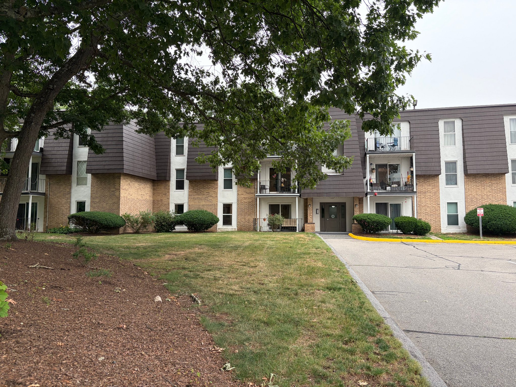 Milford Condo: 14 Shadowbrook Lane