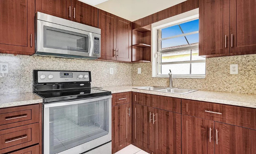 Hialeah House: 8560 NW 193rd Ln