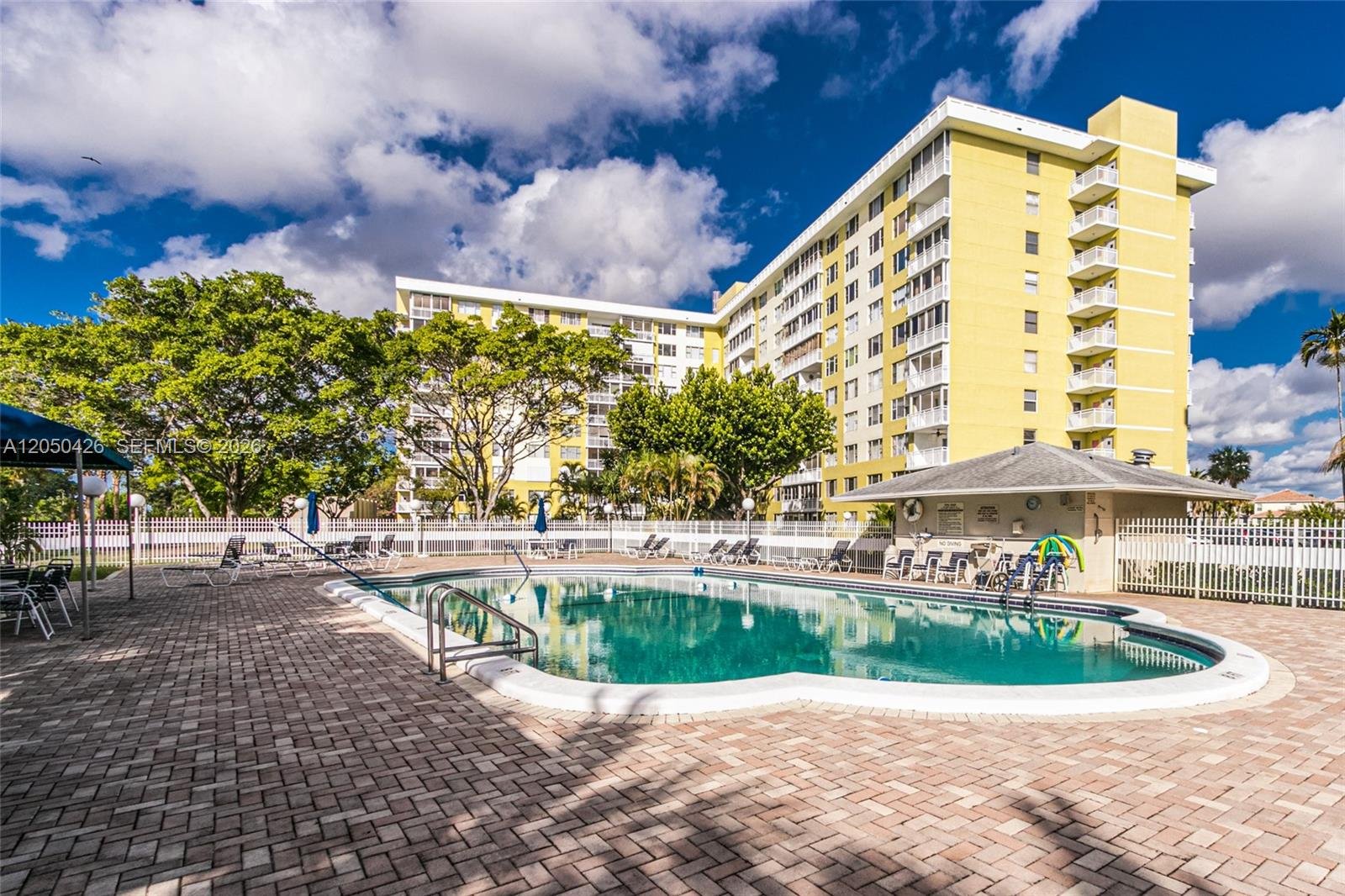 HOLLYWOOD Condo: 4400 Hillcrest Dr