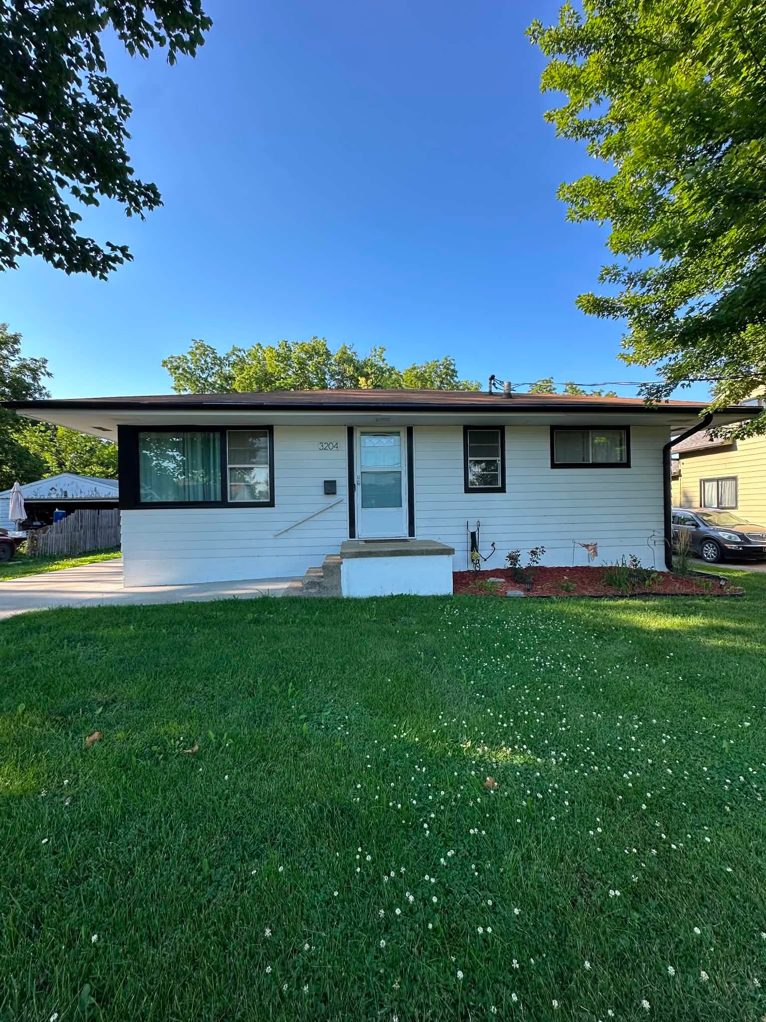 Des Moines House: 3204 E Tiffin Ave