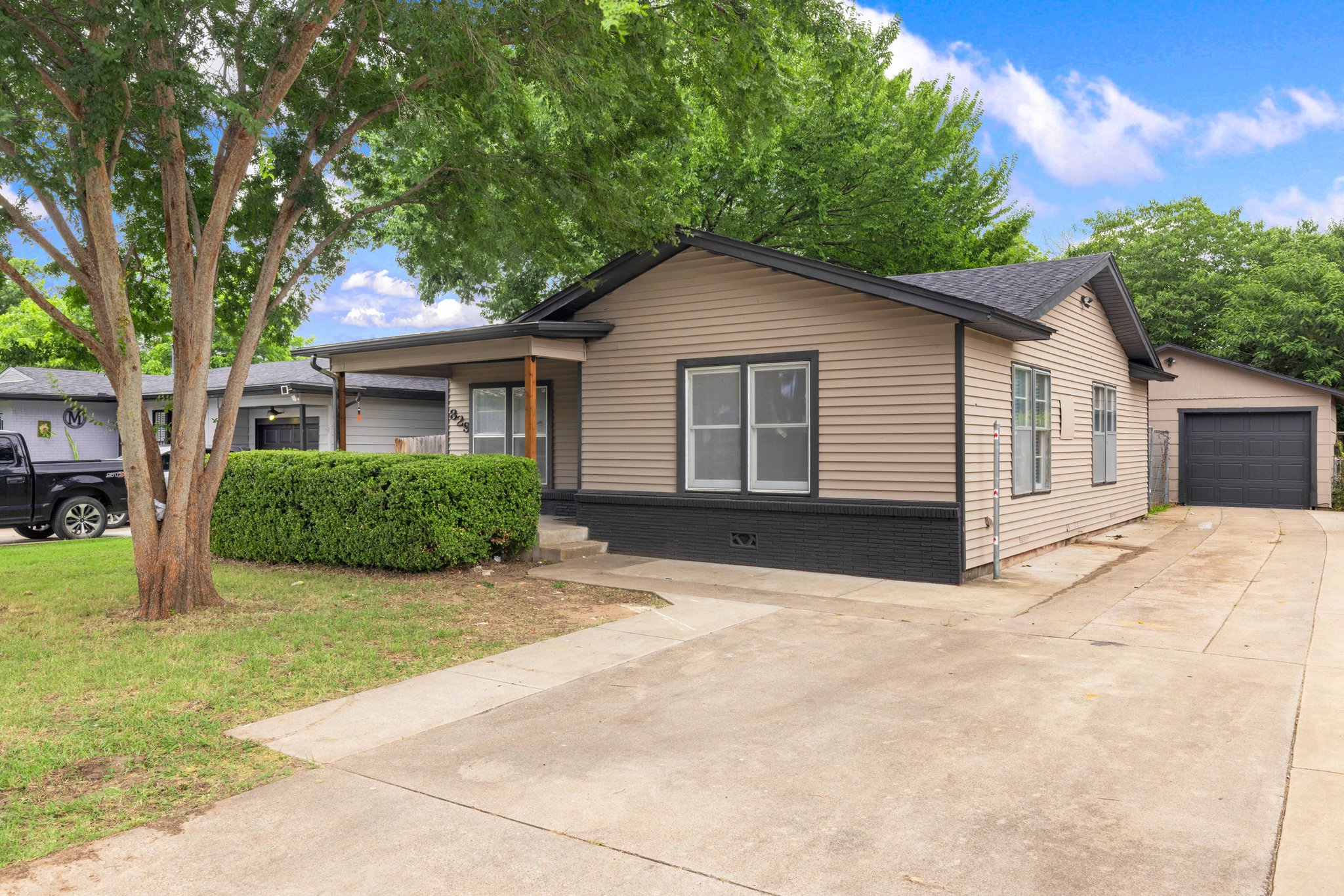 River Oaks House: 829 Yale St
