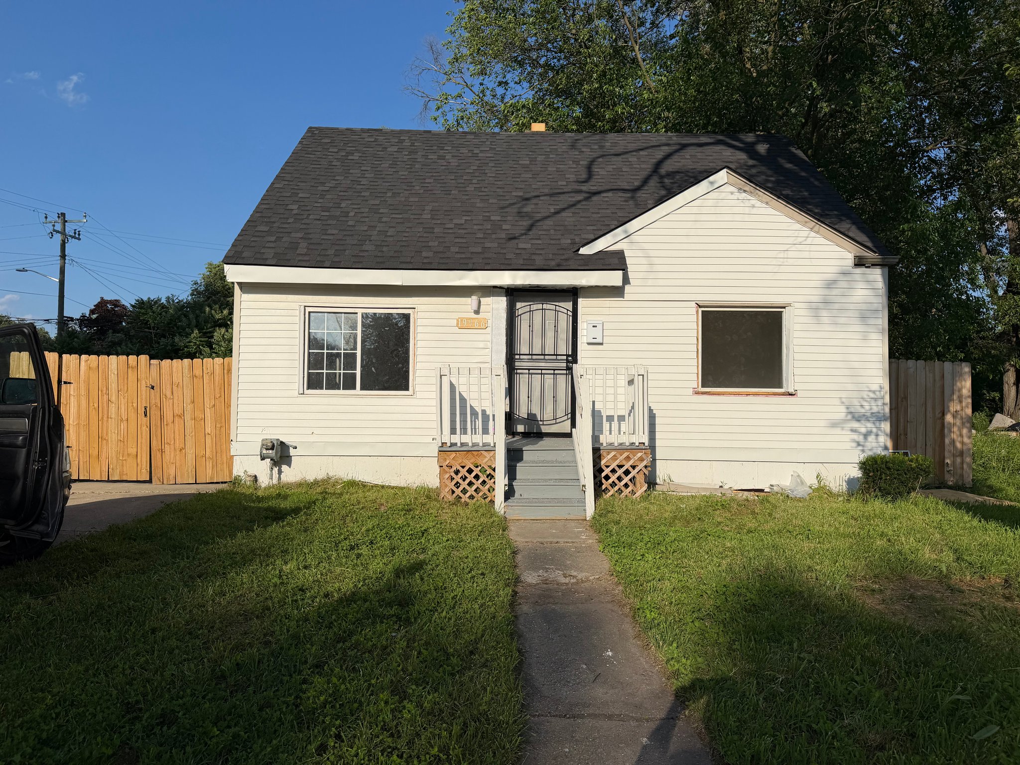 Detroit House: 19966 Lindsay St