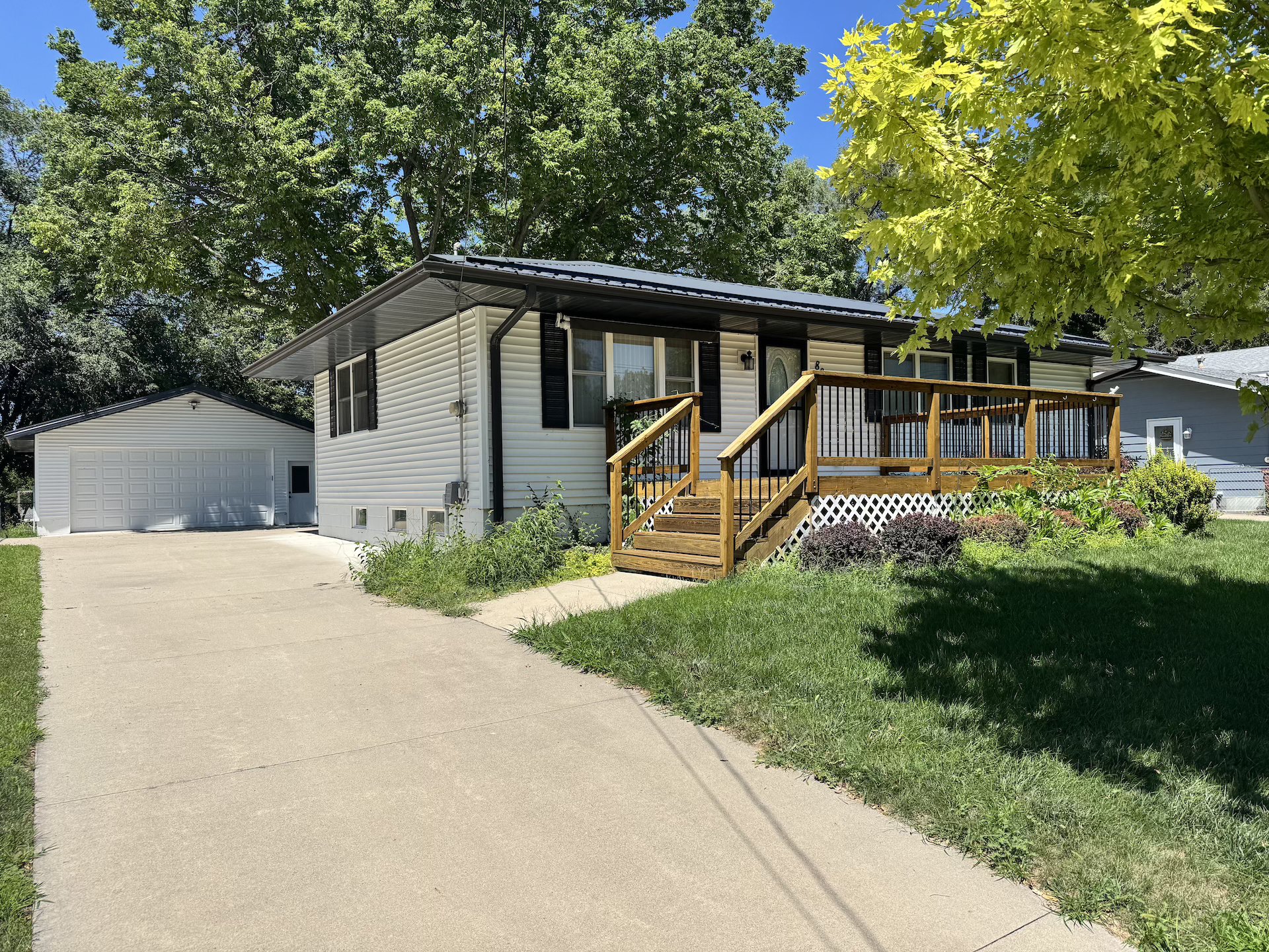 Waukee House: 860 3rd St