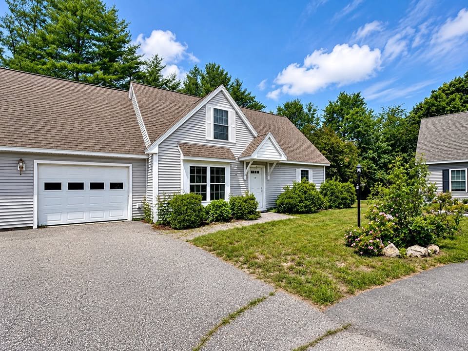 Sanford Townhome: 8 Pebble Ln